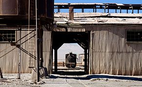 Une locomotive du FCAB sur une plaque tournante dans la gare de Baquedano (es).