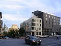 Le croisement séparant le côté est du côté ouest de la rue Sherbrooke, à l'angle du Boulevard Saint-Laurent.