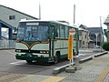 蒲鉄小型バスの一般路線車 いすゞ・ジャーニーQ 五泉駅前バス停で発車を待つ小型車。社名は「蒲鉄小型バス」だったが、在籍車両は大型から小型まで幅広く、その多くが他社からの移籍車であった。