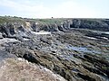 Pointe de Talagrip : falaises, grottes et estran rocheux découvert à marée basse.