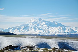 Une montagne enneigée.