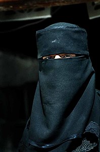 O femeie din Yemen care poartă un niqab