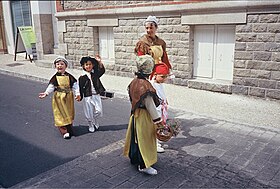 Défilé en costumes traditionnels lors du pardon Saint-Guénolé de 1988.