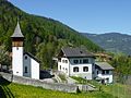 Reformierte Kirche Praden und daneben das alte Schulhaus