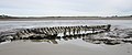 Plage de Kervijen : épave émergeant du sable à marée basse un jour d'amaigrissement de la plage.