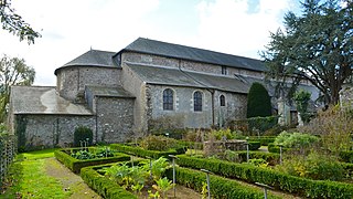 Façade latérale gauche depuis le jardin reconstitué.