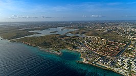 Onder: Jan Thielbaai en hotels Boven: het zoutmeer