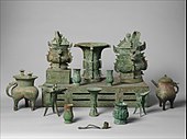 Set de bronzuri ritualice pentru un altar; sfârșitul secolului 11 î.Hr.; bronz; înălțime: 18.1 cm, lungime: 46.4 cm; Muzeul Metropolitan de Artă (New York City, SUA)