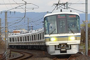 大和路快速で使用される221系電車 （2016年12月、大和小泉 - 法隆寺間）