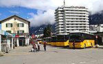 Bahnhof Ilanz mit wartenden Postautos