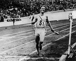 Russell tijdens zijn finish van de 4 × 100 m op de OS van 1928.