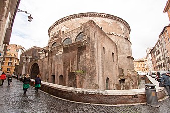 Lämningar efter Neptunus basilika bakom Pantheon.