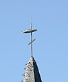 Ein Thunfisch auf der Église Saint-Tudy zeigt die Windrichtung an