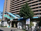 移転直前の旧駅舎。かつてマンションの位置にセメントサイロと貨物側線があった。（2006年9月）