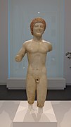 Kouros de Reggio Calabria. Marbre, couleur. H. 90 cm. Vers 500. Musée archéologique national de Reggio Calabria[70]