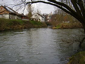 Seckachmündung im Januar (Seckach oben) mit dem Berg­fried der Götzenburg