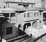 Het stationsgebouw met café en terras.