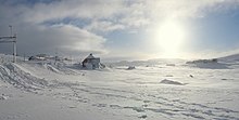 Photo de maisons sous la neige.