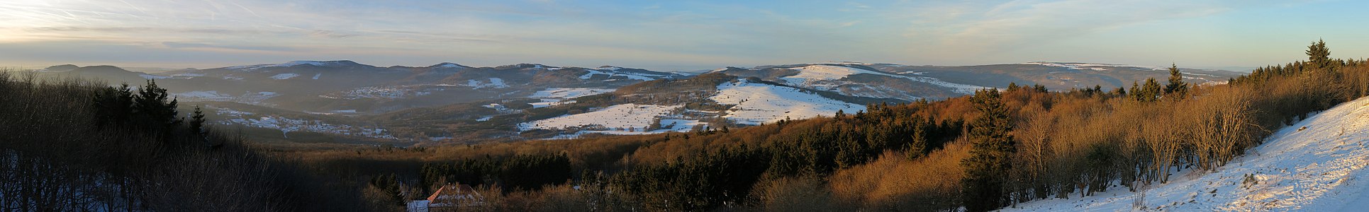 Ausblick vom Kreuzberg nach Norden zum Dammersfeldrücken mit Kleinem- und Großem Auersberg, Dammersfeldkuppe, Eierhauckberg und Himmeldunkberg, davor der Arnsberg, dahinter die Wasserkuppe und rechts der Heidelstein