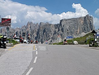 Am Passo di Giau mit der Croda-da-Lago-Gruppe im Hintergrund