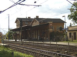 Blick vom Bahnübergang auf den Bahnsteig