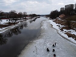 Gauja Nehri kıyısında buz üzerinde balıkçılık