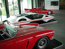 Ferrari på Museum Pininfarina i Torino; i midten Pininfarina Modulo