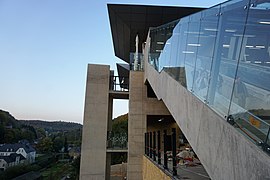 Escalators et ascenseurs.