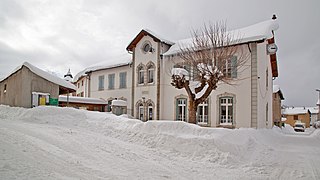 La mairie et l'ancienne école.