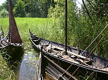 Trois petits bateaux dans une eau peu profonde