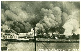 Rookpluimen boven de stad Smyrna op 14 september 1922