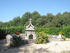 La fontaine Saint-Roch et son enceinte.