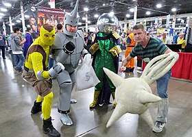 Cosplay de quelques membres des Sinistres Six ; de gauche à droite : le Shocker, le Rhino, Mystério et l'Homme-sable .