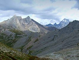 De Agnelpas met de bergen Monviso (r) en de Pain de Sucre (l)