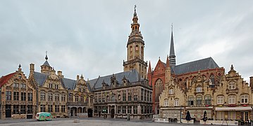 L'hôtel de ville, le beffroi et l'église Sainte-Walburge de Furnes.