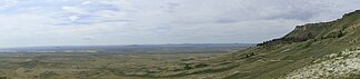 Blick von der Westflanke des Steamboat Mountain über die Killpecker Dunes nach Süden zu den Leucite Hills i. e. S., mit Black Rock (ganz links) und Spring Butte (Mitte links) als nächste Erhebungen