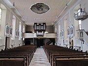 Vue intérieure de la nef vers la tribune d'orgue.