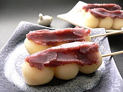 Dango (brochette de mochi) avec de l’anko tartiné dessus.