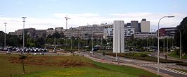 Campus Gasthuisberg in 2008, met op de voorgrond het monument "Het Teken" van het ziekenhuis, links de parkeerplaats en rechts het Departement Gezondheidszorg van de UCLL.