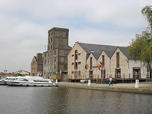 Le quai Saint-Georges avec l'office de tourisme et l'ancienne minoterie.