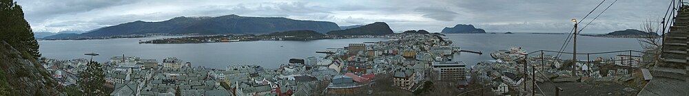 200 graders panoramaudsigt over Ålesund Centrum taget fra trapperne til Fjellstua på byfjeldet Aksla.