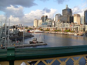 卑滿橋（英语：Pyrmont Bridge）望京街碼頭，攝於2011年12月