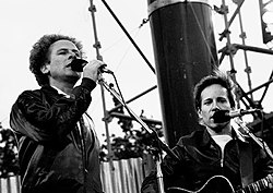 Az Art Garfunkel & Paul Simon duó az 1982-1983-as világ körüli turné egyik koncertjén, Dublinban