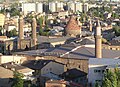 Mesto Erzurum, v strede je madrasa Çifte Minareli, vedľa vpravo Veľká mešita, pohľad z hradu