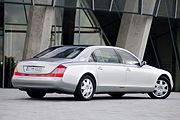 Traseira de um Maybach 62 em frente ao Mercedes-Benz Museum, Stuttgart.