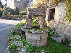 Le puits à montants sculptés.