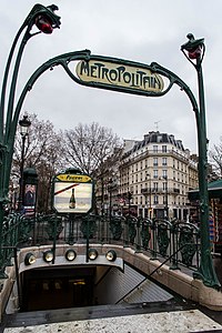 Forme vegetale stilizate cu care e decorată gura stației de metrou Abbesses din Paris, de Hector Guimard (1900)