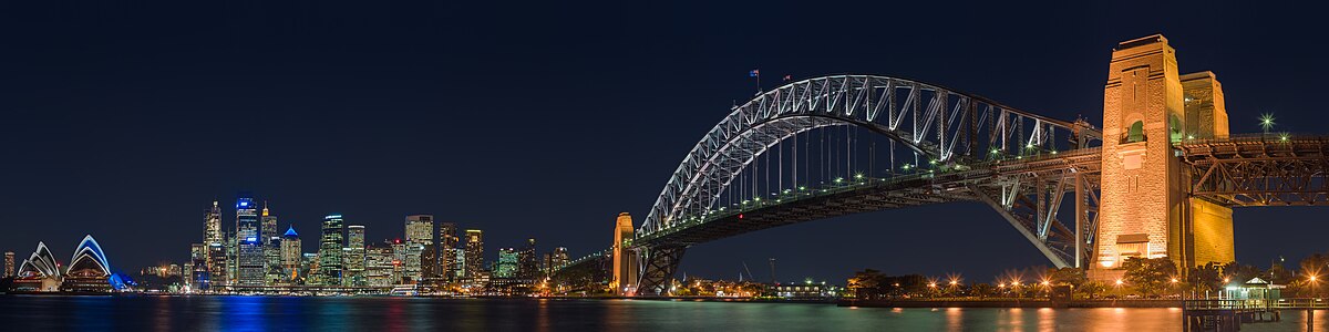 Panorama Sydney s budovou opery (Sydney Opera House) a přístavním mostem (Harbour Bridge)