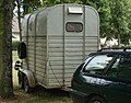 Modèle ancien en tôle (présence de rouille sur le bas de caisse), sans ouverture latérale