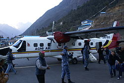 Flyet som var involveret i ulykken, afbildet to måneder tidligere i Lukla Airport